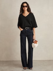 Negro - Reiss Annabel Stretch-Cotton Oversized V-Neck T-Shirt - Imagen 3 de 6