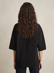 Negro - Reiss Annabel Stretch-Cotton Oversized V-Neck T-Shirt - Imagen 5 de 6