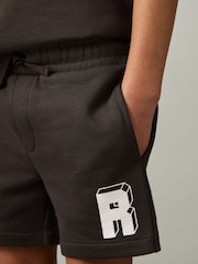 Chocolate Brown / Off White - Reiss - Marcus - Jersey short met trekkoord en R-print - Image 3 of 4
