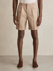 Camello suave - Pantalones cortos holgados con cordón ajustable Sussex de Reiss - Imagen 3 de 6