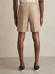 Camello suave - Pantalones cortos holgados con cordón ajustable Sussex de Reiss - Imagen 5 de 6