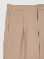 Camello suave - Pantalones cortos holgados con cordón ajustable Sussex de Reiss - Imagen 6 de 6