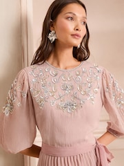 Love & Roses Embellished Crew Neck Pleated Midi Dress - Imagen 2 de 5