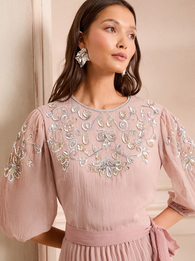 Love & Roses Embellished Crew Neck Pleated Midi Dress - Imagen 2 de 5