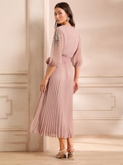 Love & Roses Embellished Crew Neck Pleated Midi Dress - Imagen 4 de 5
