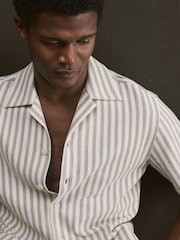 Stein/Weiß - Reiss Trig Textured Stripe Cuban-Collar Shirt - Bild 1 von 7