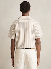 Stein/Weiß - Reiss Trig Textured Stripe Cuban-Collar Shirt - Bild 6 von 7