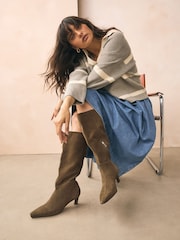 أخضر كاكي سويد - Forever Comfort® Knee High Chisel Toe Heeled Boots - صورة 3 من 9