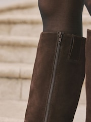 Camurça marrom chocolate - Botas de couro Forever Comfort® bico redondo e cano alto grosso - Imagem 7 de 11
