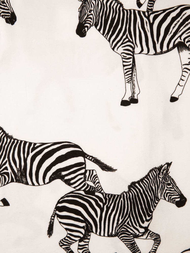 Chelsea Peers Pyjamaset für Kinder mit Zebra-Print, Reverskragen und Knopfverschluss - Bild 3 von 3 Chelsea Peers Pyjamaset für Kinder mit Zebra-Print, Reverskragen und Knopfverschluss - Bild 3 von 3