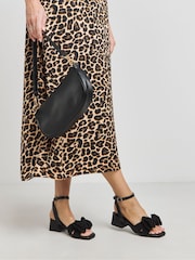 Zwart - Simply Be Double Bow Low Block Heels In Extra Wide Fit - Image 2 of 4