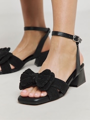 Zwart - Simply Be Double Bow Low Block Heels In Extra Wide Fit - Image 4 of 4