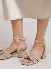 Licht beige - Simply Be Double Bow Low Block Heels In Wide Fit - Image 1 of 4