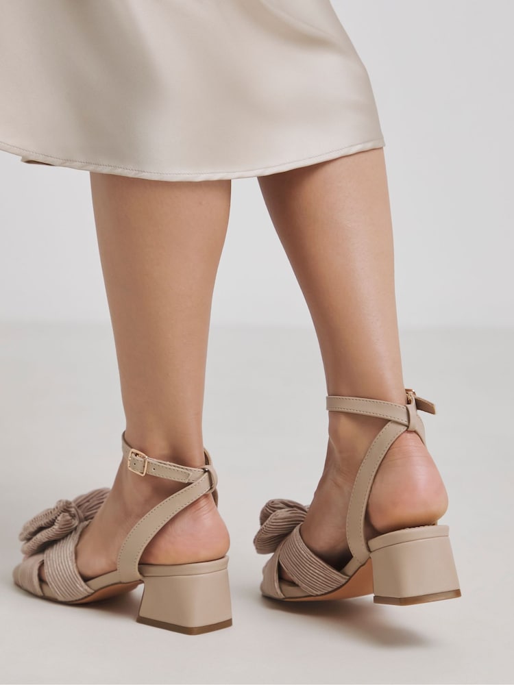 Licht beige - Simply Be Double Bow Low Block Heels In Wide Fit - Image 2 of 4
