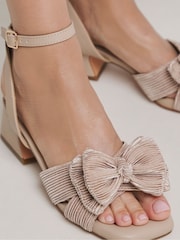 Licht beige - Simply Be Double Bow Low Block Heels In Wide Fit - Image 3 of 4