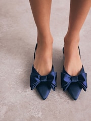 Azul marino - Forever Comfort® Point Toe Bow Slingback Kitten Heels - Imagen 5 de 9