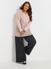 وردي - Yours Curve Leopard Print Studded Hoodie - صورة 3 من 5