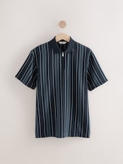 Marineblau/blau - Poloshirt mit vertikalen Streifen und Viertelreißverschluss - Bild 5 von 7