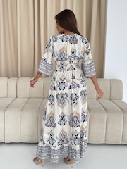 فستان ماكسي Dorothy مزيّن بطبعة من Girl In Mind - صورة 3 من 5