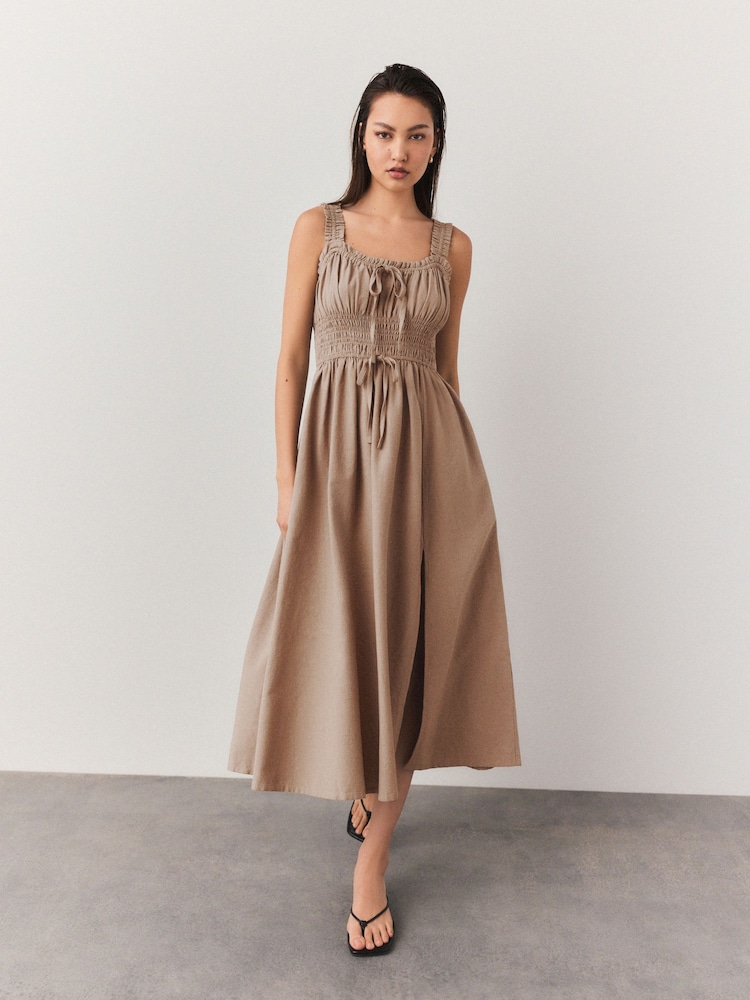Neutrale Farbe - Midi-Kleid mit Trägern und Bindband vorne - Bild 1 von 8 Neutrale Farbe - Midi-Kleid mit Trägern und Bindband vorne - Bild 1 von 8