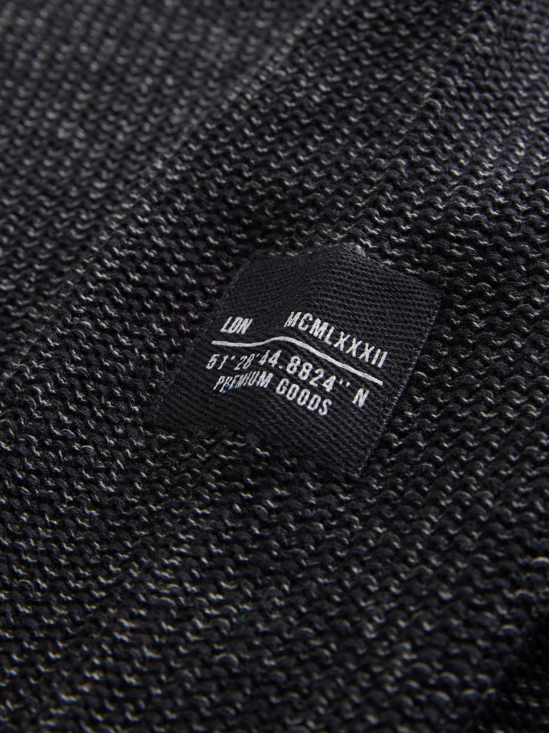 Next：日本 ブラック - ユーティリティ ニット クルーネック