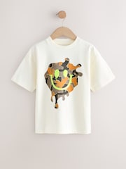 White/Stone/Camo - Relaxed Fit Graphic Print Short Sleeve T-Shirts 3 Pack (3-16yrs) - Imagen 4 de 7
