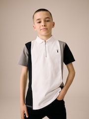 Weiß und Schwarz - Kurzarm-Polo-Shirt aus 100 % Baumwolle mit Viertelreißverschluss im Colourblock-Design (3–16 J.) - Bild 1 von 8