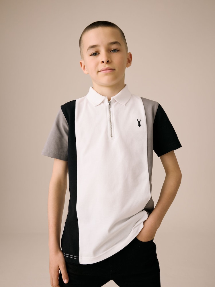 Weiß und Schwarz - Kurzarm-Polo-Shirt aus 100 % Baumwolle mit Viertelreißverschluss im Colourblock-Design (3–16 J.) - Bild 1 von 8