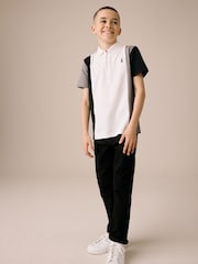 Weiß und Schwarz - Kurzarm-Polo-Shirt aus 100 % Baumwolle mit Viertelreißverschluss im Colourblock-Design (3–16 J.) - Bild 4 von 8