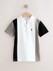 Weiß und Schwarz - Kurzarm-Polo-Shirt aus 100 % Baumwolle mit Viertelreißverschluss im Colourblock-Design (3–16 J.) - Bild 5 von 8