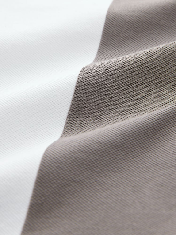 Weiß und Schwarz - Kurzarm-Polo-Shirt aus 100 % Baumwolle mit Viertelreißverschluss im Colourblock-Design (3–16 J.) - Bild 8 von 8
