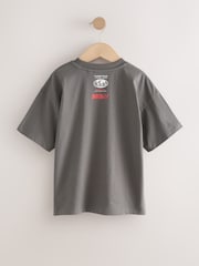 Charcoal Grey Truck - Camiseta de corte estándar y manga corta con diseño gráfico (3-16 años) - Imagen 2 de 5