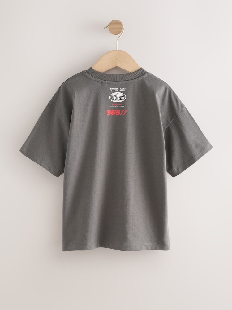 Charcoal Grey Truck - Camiseta de corte estándar y manga corta con diseño gráfico (3-16 años) - Imagen 2 de 5
