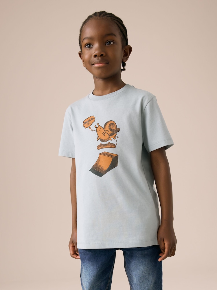 Blaue Schnecke - Kurzarm-T-Shirt mit Grafik in normaler Passform (3–16 J.) - Bild 1 von 7 Blaue Schnecke - Kurzarm-T-Shirt mit Grafik in normaler Passform (3–16 J.) - Bild 1 von 7