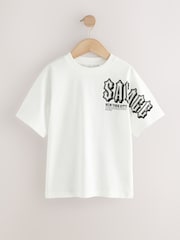 White Savage Back Print - تيشرت تلبيس مريح بكُم قصير مزين بطبعة جرافيك (3-16 سنة) - صورة 1 من 4