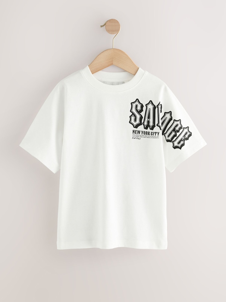 White Savage Back Print - تيشرت تلبيس مريح بكُم قصير مزين بطبعة جرافيك (3-16 سنة) - صورة 1 من 4
