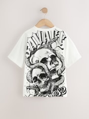White Savage Back Print - تيشرت تلبيس مريح بكُم قصير مزين بطبعة جرافيك (3-16 سنة) - صورة 2 من 4