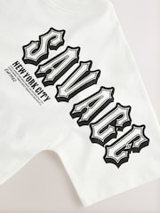 White Savage Back Print - تيشرت تلبيس مريح بكُم قصير مزين بطبعة جرافيك (3-16 سنة) - صورة 3 من 4