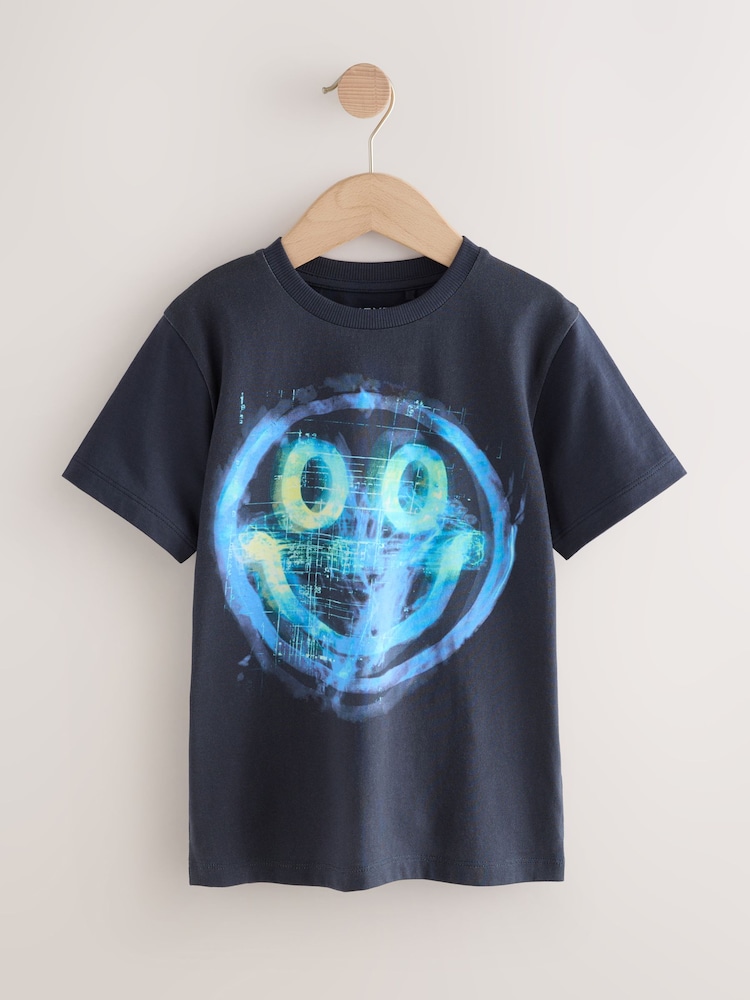 Navy Digi Happy Face - Camiseta de corte estándar y manga corta con estampado integral (3-16 años) - Imagen 1 de 4 Navy Digi Happy Face - Camiseta de corte estándar y manga corta con estampado integral (3-16 años) - Imagen 1 de 4