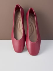 Rojo - Forever Comfort® Premium Leather With Motionflex Bajo Block Round Toe Ballerina - Imagen 7 de 11