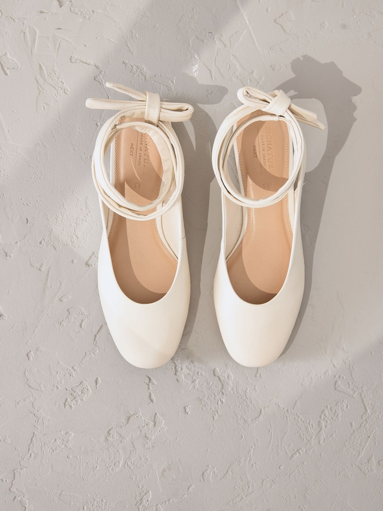 عاجي - Signature Premium Leather Wrap Up Balllerina Flats - صورة 1 من 5