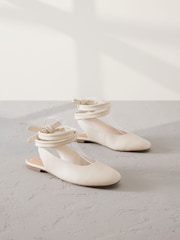 عاجي - Signature Premium Leather Wrap Up Balllerina Flats - صورة 2 من 5