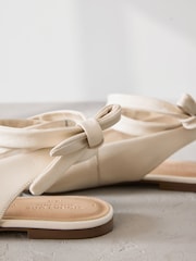 عاجي - Signature Premium Leather Wrap Up Balllerina Flats - صورة 3 من 5