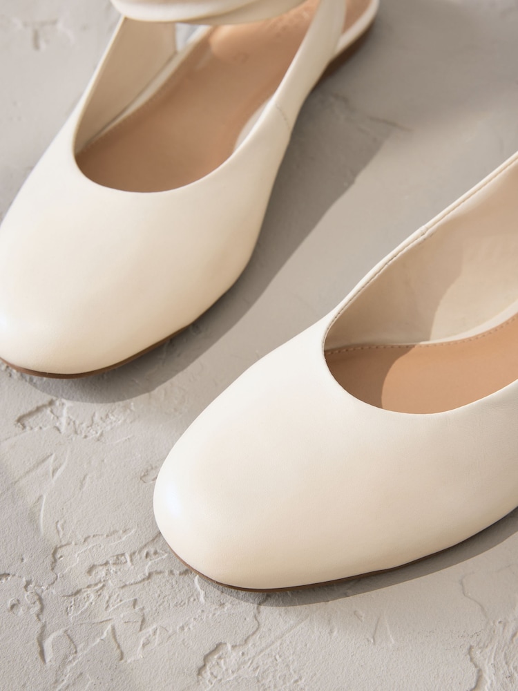 عاجي - Signature Premium Leather Wrap Up Balllerina Flats - صورة 5 من 5