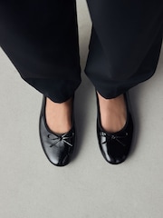 Schwarzes Lackleder - Forever Comfort® Round Toe Ballerina Shoes - Bild 6 von 9