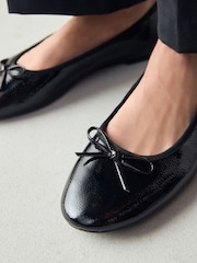 Schwarzes Lackleder - Forever Comfort® Round Toe Ballerina Shoes - Bild 8 von 9