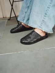 أسود - Signature Premium Leather Weave Footbed Mules - صورة 1 من 4