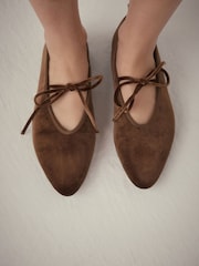 بني - Forever Comfort® Velvet Tie Mary Jane Shoes - صورة 3 من 10