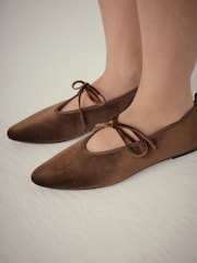 بني - Forever Comfort® Velvet Tie Mary Jane Shoes - صورة 6 من 10