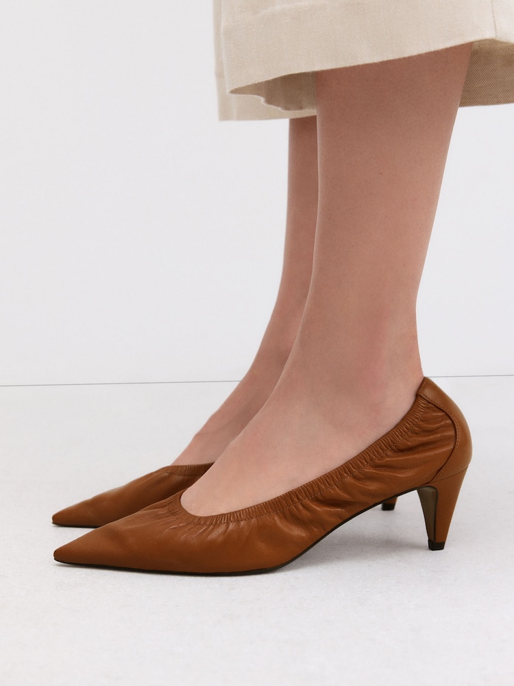Hellbraun - Signature Premium Scrunched Pointed Court Heels - Bild 1 von 12 Hellbraun - Signature Premium Scrunched Pointed Court Heels - Bild 1 von 12
